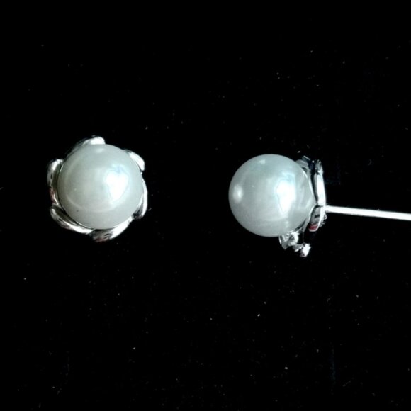 NWT sterling silver white pearl stud earrings - Picture 4 of 12